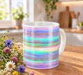 Tazza decorata a sublimazione olografica con striature iridescenti pastello – Arianna Handmade