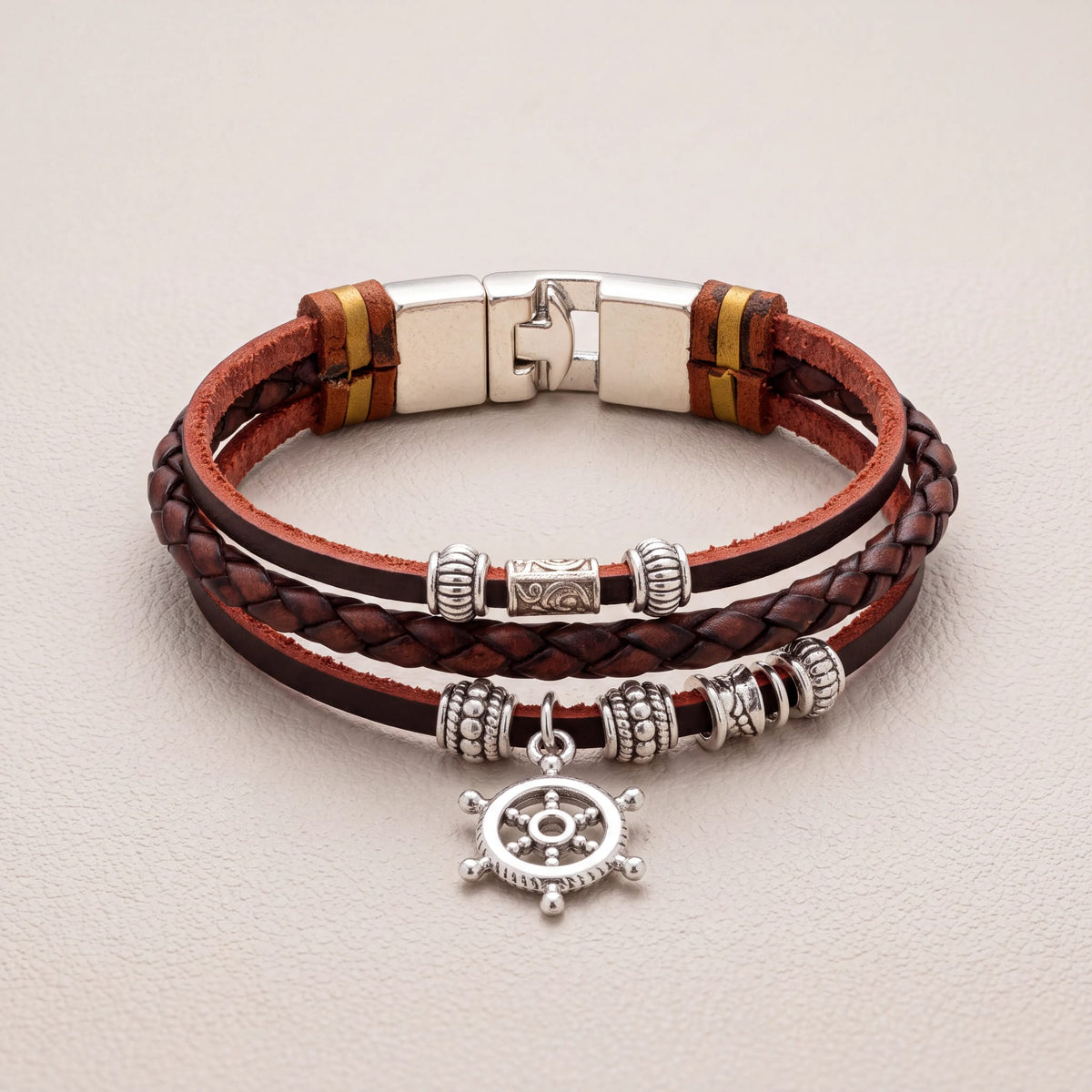 Bracciale in similpelle intrecciata marrone con ciondolo timone